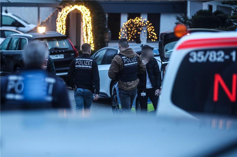 Tote Familie im Schwarzwald: Hintergründe noch unklar In einem Einfamilienhaus im Schwarzwald sind Mutter, Vater und ihr 32-jähriger Sohn tot aufgefunden worden.