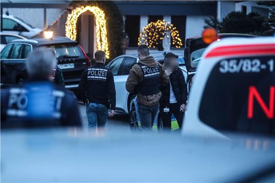 In einem Einfamilienhaus im Schwarzwald sind Mutter, Vater und ihr 32-jähriger Sohn tot aufgefunden worden.