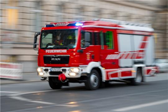 In einem Filter für geschredderte Papierfasern kam es zu einem Entstehungsbrand – dieser und zwei Glutneser mussten gelöscht werden. Symbolfoto: dpa