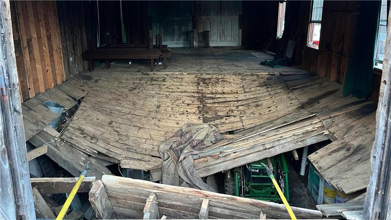In einem Gebäude in ländlicher Natur sollte die Trauung stattfinden - Überfüllung könnte die Ursache für den Einbruch des Holzfußbodens sein.