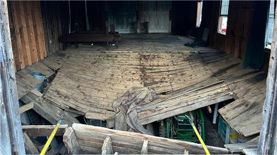 In einem Gebäude in ländlicher Natur sollte die Trauung stattfinden - Überfüllung könnte die Ursache für den Einbruch des Holzfußbodens sein.