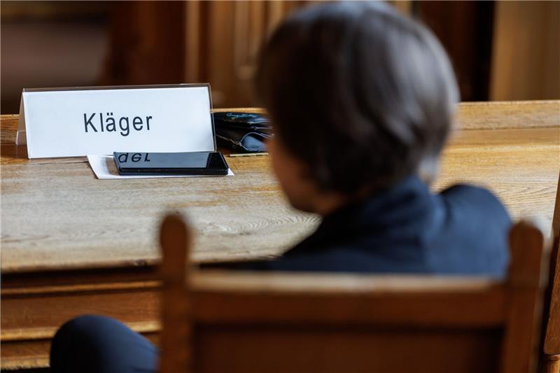 Krank nach Impfung - Astrazeneca zu Auskunft verurteilt In einem Gerichtsverfahren gegen den Impfstoffhersteller Astrazeneca konnte die Klägerin einen ersten Teilerfolg erzielen.