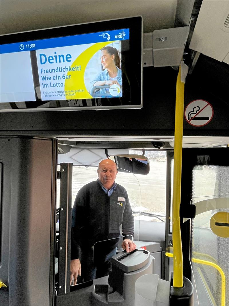 In einem Goslarer Stadtbus: Fahrer Anatol Konrad, über ihm auf dem Monitor ist eine „Freundlichkeitswerbung“ zu sehen. Foto: Sagner