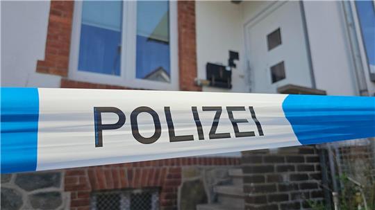 In einem Haus im Ortsteil Steinbergen in Rinteln fand eine Tochter die leblosen Körper ihrer Mutter und deren Lebensgefährten.