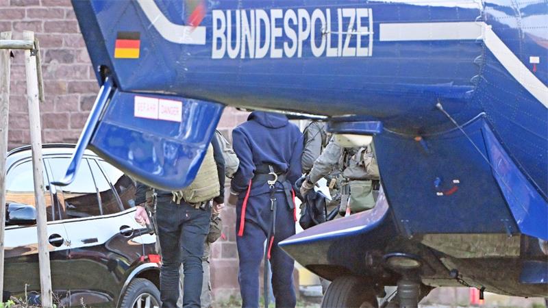 Nach Nord-Stream-Anschlägen erste Anklage erhoben In einem Hubschrauber der Bundespolizei wurde der Verdächtige im November nach Karlsruhe gebracht. (Archivbild)