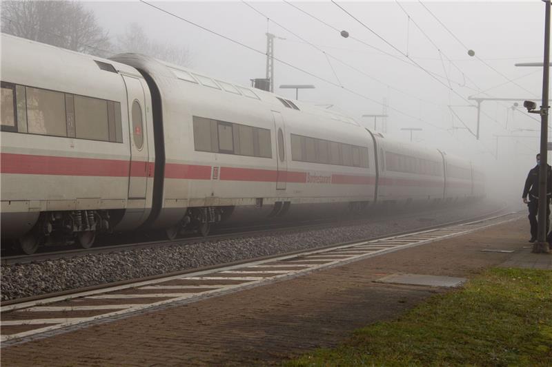 Lebenslange Haft für ICE-Messerstecher gefordert In einem ICE gab es im November 2021 zwischen Regensburg und Nürnberg eine Messerattacke auf mehrere Fahrgäste.