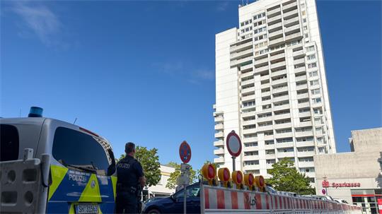 In einem Kieler Hochhaus haben Einsatzkräfte eine DNA-Reihenuntersuchung vorgenommen.