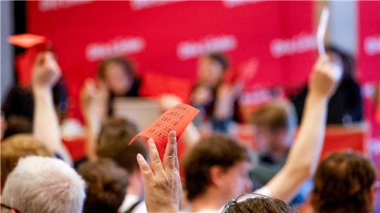 In einem Leitantrag zieht die Partei eine Halbzeitbilanz.