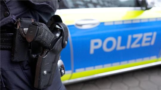 In einem Mordfall aus dem Jahr 1996 hat die Polizei drei Tatverdächtige ermittelt und deren Privaträume durchsucht. (Symbolbild) 