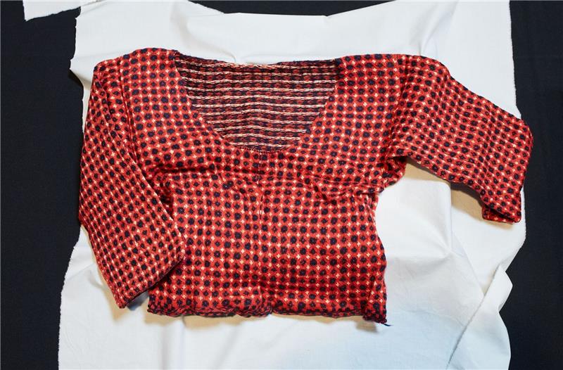 Seltene Funde von einem gekaperten Schiff der Färöer-Inseln In einem Paket sei ein rot-blauer Strickpullover für eine Frau gefunden worden.