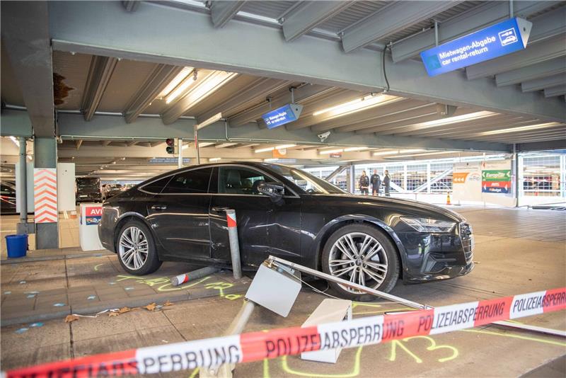 Großeinsatz am Flughafen - Autofahrer fährt Menschen an In einem Parkhaus am Flughafen Köln/Bonn hat ein Autofahrer am Freitag mehrere Fußgänger verletzt.