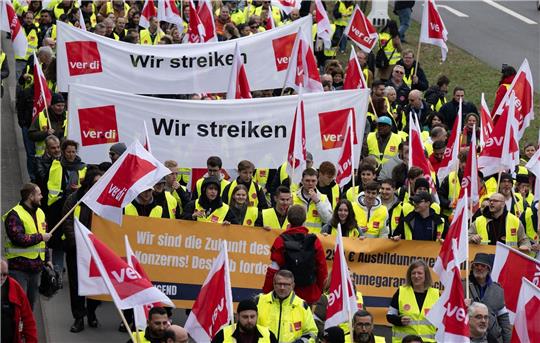 In einem Protestzug ziehen Warnstreik-Teilnehmer in Richtung Terminal 1 in Frankfurt.