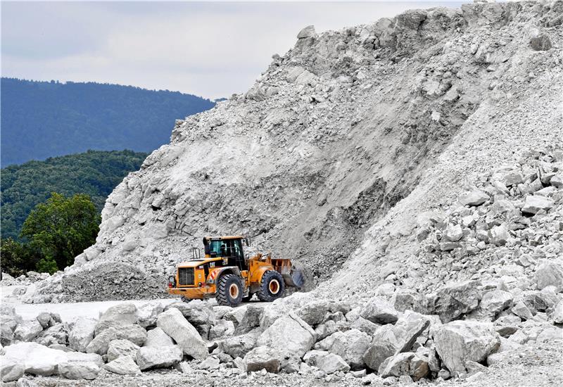 In einem Tagebau bei Ellrich im Kreis Nordhausen wird Gips abgebaut. Umweltschützer wehren sich gegen die Eingriffe in die Landschaft, während die Gipsbranche um ihren Rohstoff fürchtet. Foto: dpa