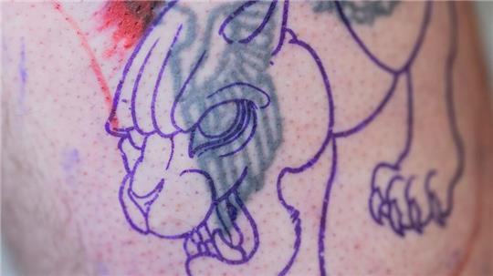 In einem Tattoo-Studio in Siegen werden Reichsadler, Hakenkreuze und andere Hass-Symbole kostenlos mit neuen Tattoos übermalt.