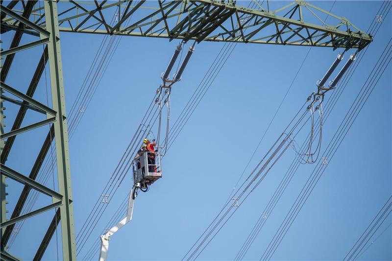 Neue Regeln für besseren Schutz kritischer Infrastruktur? In einem Umspannwerk in Brandenburg wird an einer Stromleitung gearbeitet (Symbolbild). Energie ist einer von elf Bereichen, für die im Entwurf des KRITIS-Dachgesetzes besondere Auflagen gemacht werden.