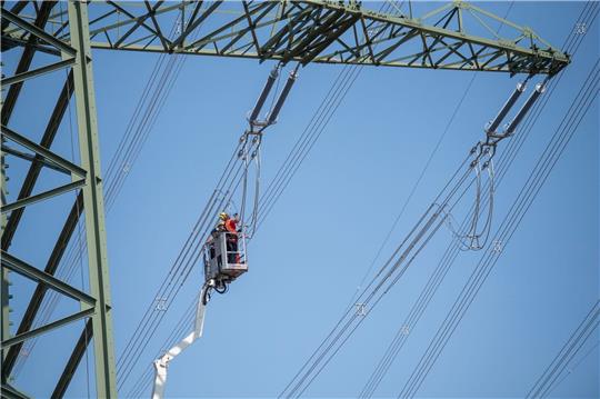 In einem Umspannwerk in Brandenburg wird an einer Stromleitung gearbeitet (Symbolbild). Energie ist einer von elf Bereichen, für die im Entwurf des KRITIS-Dachgesetzes besondere Auflagen gemacht werden.