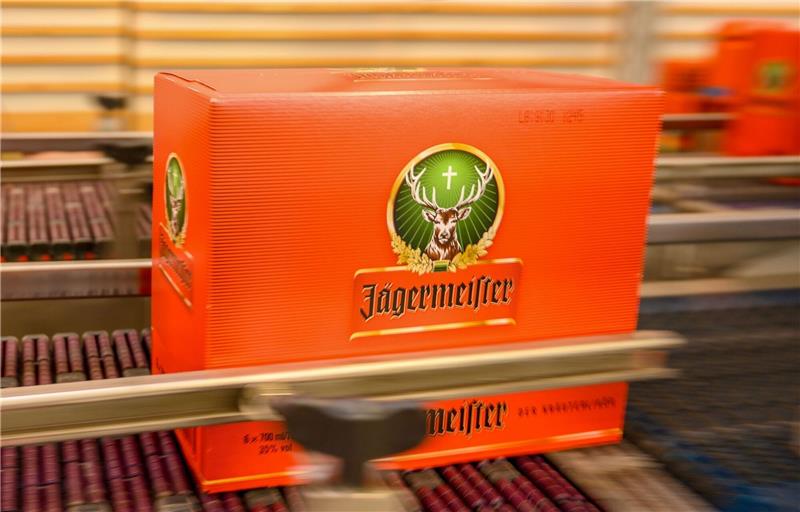 Jägermeister meldet Rekordabsatz im zweiten Pandemie-Jahr In einem Werk des Getränkeherstellers Jägermeister liegt ein Karton auf einem Förderband.