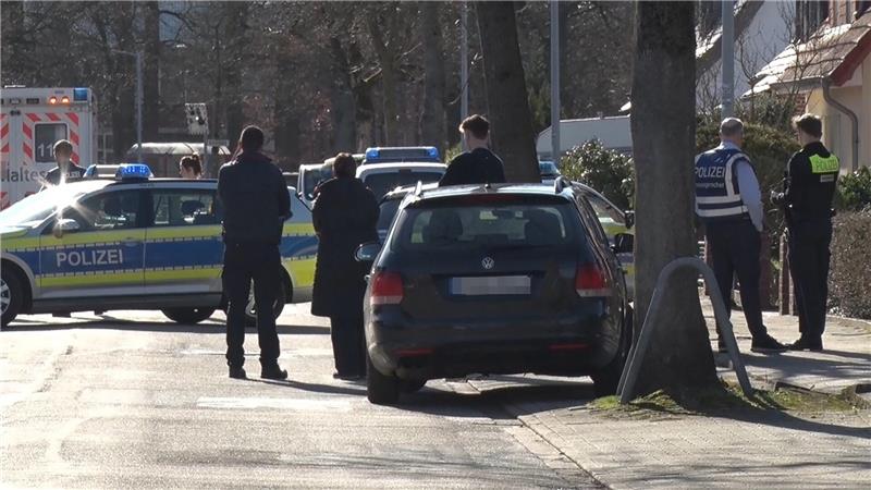 In einem Wohnhaus in Bramsche fanden Polizisten einen toten Mann und konnten eine schwerverletzte Frau auch nicht mehr retten.