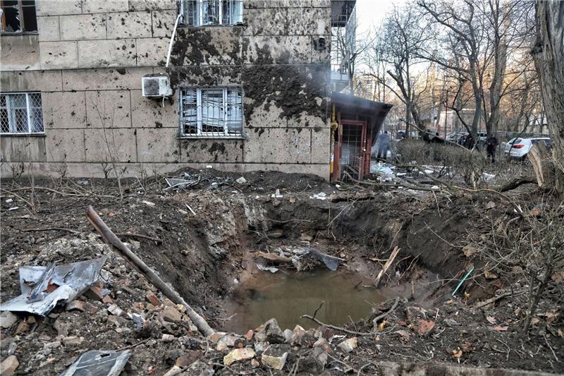 In einem Wohnviertel in Odessa haben Trümmer einer abgeschossenen Drohnen den Boden aufgerissen.