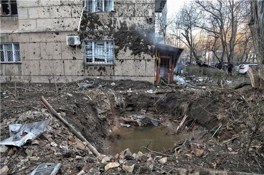 In einem Wohnviertel in Odessa haben Trümmer einer abgeschossenen Drohnen den Boden aufgerissen.