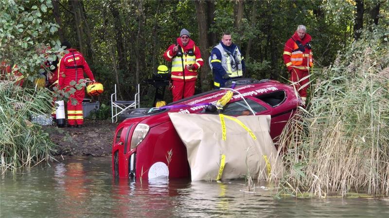 Lokale Rettungskräfte leisten Hilfe im Landeseinsatzzug In einem anderen Szenario galt es, ein, im Wasser versunkenes Auto zu bergen.