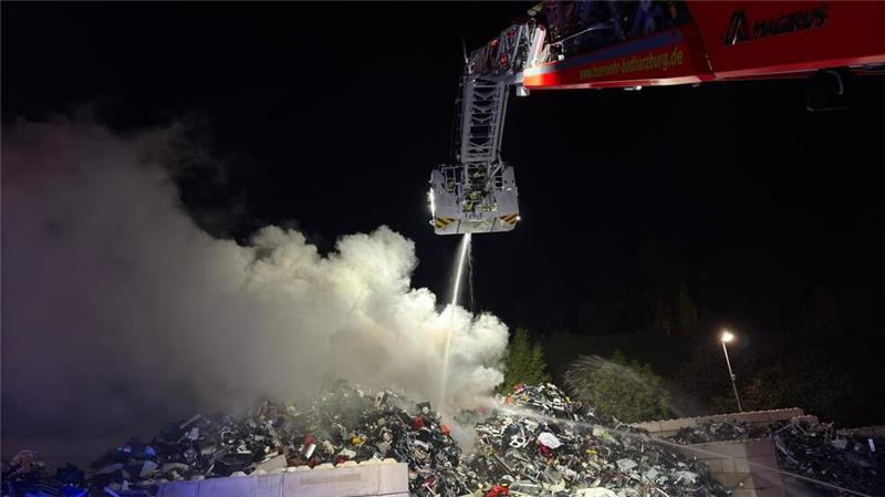 Großeinsatz: 170 Einsatzkräfte löschen Brand bei Electrocycling In einem der Elektroschrottberge der Firma Electrocycling bricht Feuer aus.