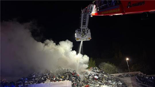 In einem der Elektroschrottberge der Firma Electrocycling bricht Feuer aus.