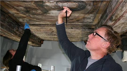 In einem ehemaligen Supermarkt mitten in Lüneburg wurde vor Jahrzehnten ein Deckengemälde entdeckt.