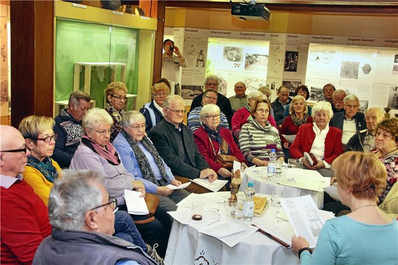In einem gut gefüllten Heimathaus lesen Jutta Weiß, Margot Krabel, Erwin Gottwald und Dorothee Schacht Kurzgeschichten und Anekdoten aus Schlesien.  Foto: Leifeld