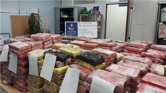 In einem vom französischen Zoll gestoppten Laster befanden sich neben Blumenerde auch 998 Kokainpakete. (Handout-Foto)