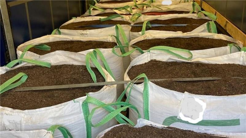 In einem vom französischen Zoll gestoppten Lastzug befand sich auf den ersten Blick nur Blumenerde. (Handout-Foto)