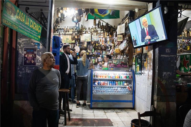 Lula und Bolsonaro: Letztes TV-Duell vor Stichwahl In einer Bar im Stadtviertel Lapa schauen Menschen die letzte TV-Debatte zwischen den beiden Präsidentschaftskandidaten da Silva und Bolsonaro.