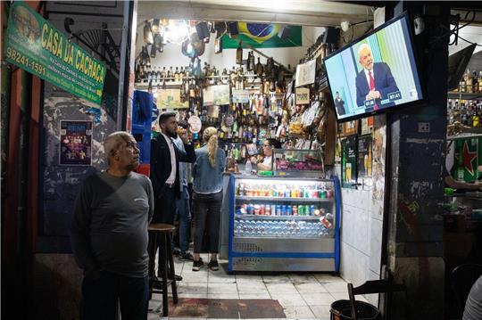 In einer Bar in Rio de Janeiro im Stadtviertel Lapa läuft die letzte TV-Debatte zwischen den beiden Präsidentschaftskandidaten.