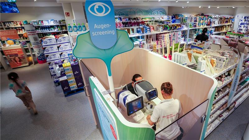 Gesundheitsangebote in der Drogerie - dm kontert Kritik In einer Box mitten in der Filiale wird das Augenscreening durchgeführt.