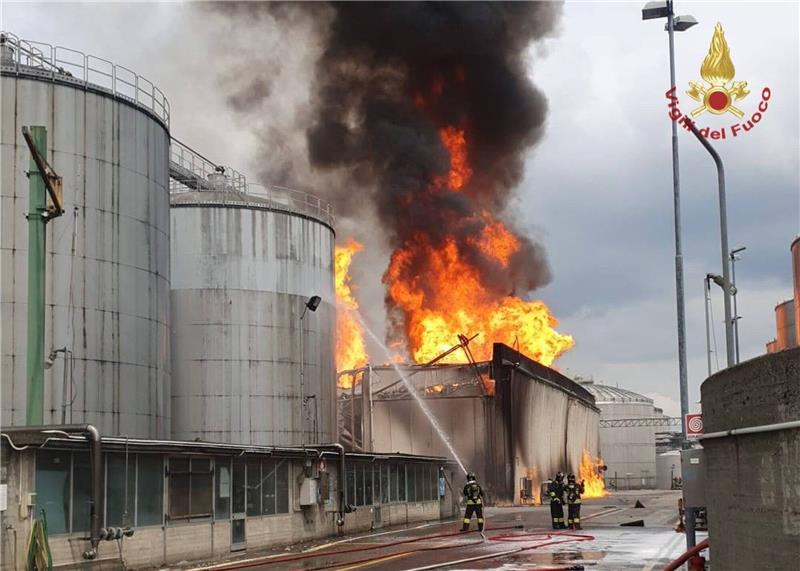 In einer Brennerei in der italienischen Stadt Faenza in der Region Emilia-Romagna ist ein Großbrand ausgebrochen.