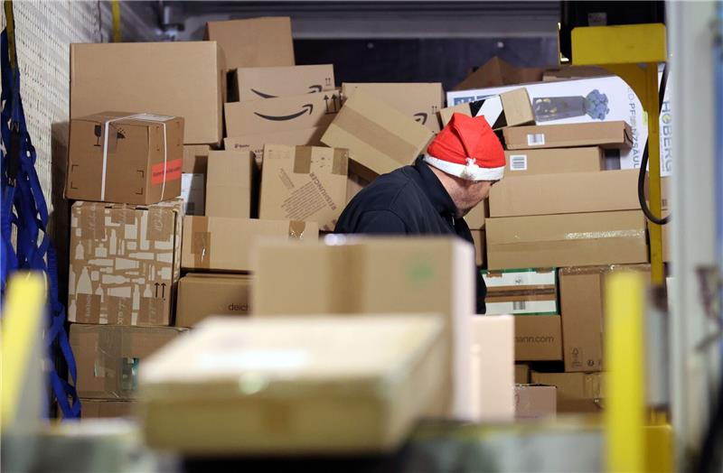 Cyber Week bei DHL: Täglich gut 11 Millionen Pakete In einer DHL-Zustellbasis wird ein LKW mit Paketen entladen, um sie auf die Zustellfahrzeuge aufzuteilen.