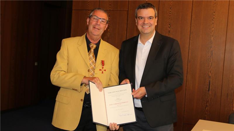 Langelsheimer Detlef Becker mit Verdienstorden geehrt In einer Feierstunde im Langelsheimer Rathaus wird Detlef Becker durch Landrat Dr. Alexander Saipa ausgezeichnet.