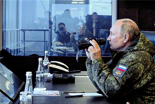 In einer Fernsehansprache hat Kremlchef Putin eine Teilmobilmachung in Russland angeordnet. Damit schafft er im Krieg in der Ukraine neue Fakten. Vor allem will er damit nach einer Niederlage in der Region Charkiw Personalprobleme an der Front lösen. Foto: Mikhail Klimentyev/Pool Sputnik Kremlin/AP/dpa
