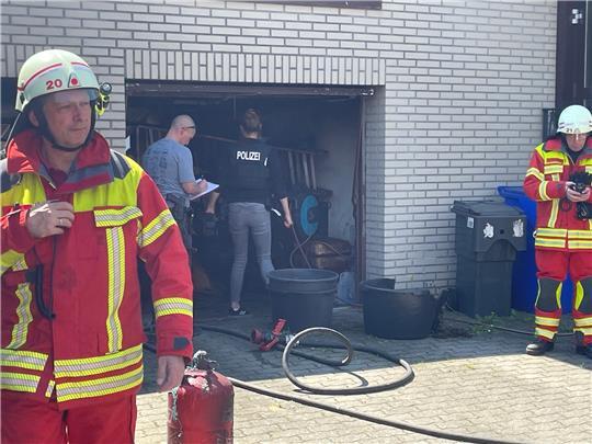 In einer Garage in Astfeld fängt es am Samstagnachmittag an zu qualmen. Foto: Heine