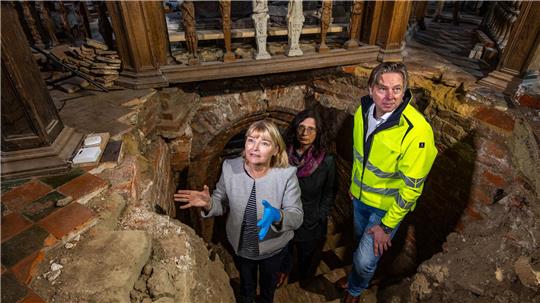 In einer Gruft in der Stadtkirche von Jever vermuten die Leiterin des Schlossmuseums Jever, Antje Sander (links), die Referatsleiterin für das Regionalreferat Oldenburg beim Niedersächsischen Landesamt für Denkmalpflege, Jana Esther Fries (Mitte), und der Projektleiter beim Staatlichen Baumanagement Region Nord-West, Ralf Dröge, das Grab der letzten Herrscherin des Jeverlandes, Fräulein Maria von Jever.
