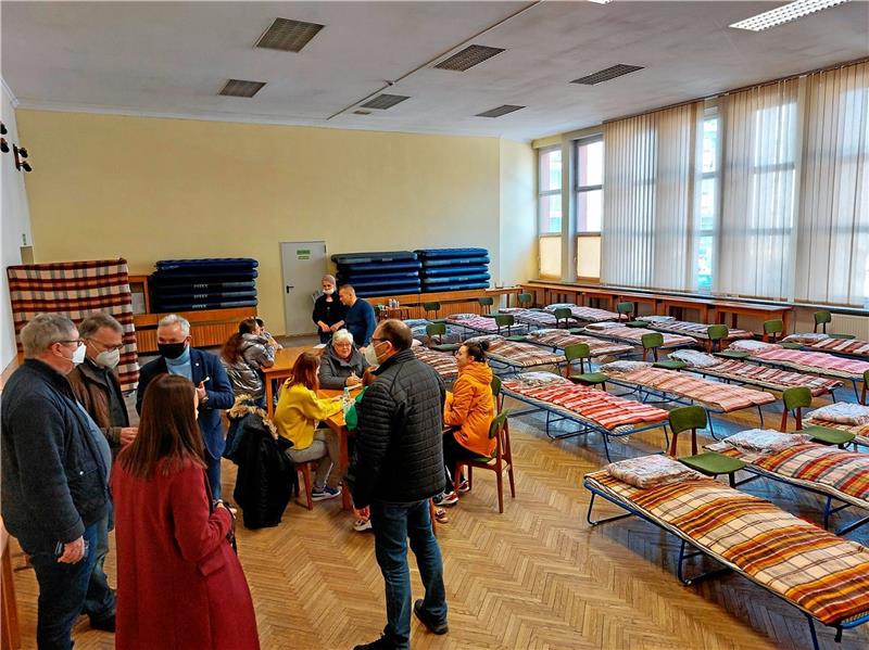 Flüchtlingshilfe für die polnische Partnerstadt In einer Halle bereitet das Rote Kreuz in Brzeg die Aufnahme weiterer Flüchtlinge aus der Ukraine vor. Im Gespräch links Goslars Erster Stadtrat Burkhard Siebert, Marek Hanslik und Brzegs Bürgermeister Jerzy Wrembiak. Fotos: Junge