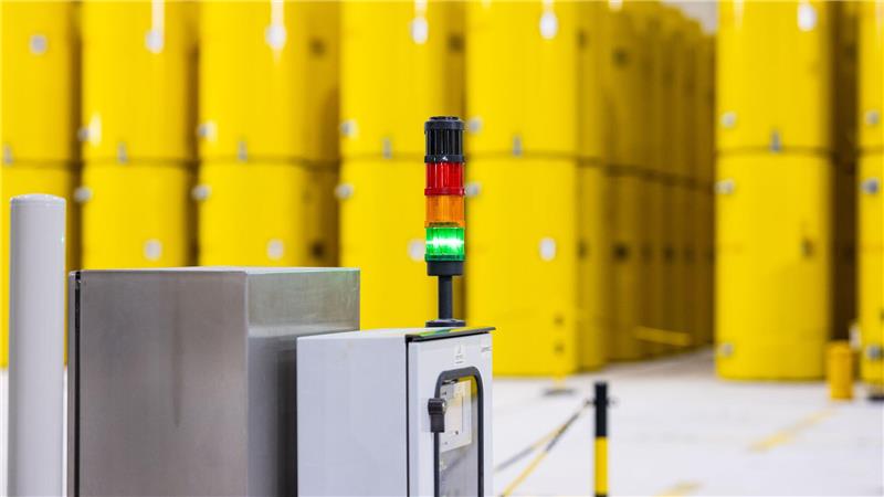 In einer Halle des Atommüll-Zwischenlagers Ahaus stehen hochradioaktive gelbe Castor-Behälter aus Atomkraftwerken. 