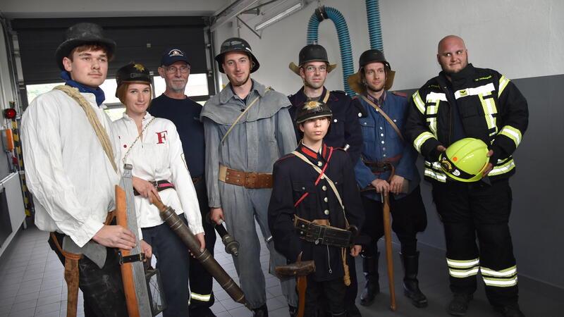 Jubiläum: 150 Jahre Feuerwehr in Hohegeiß In einer Modenschau führen die Einsatzkräfte durch die Geschichte der Bekleidung der Feuerwehr.