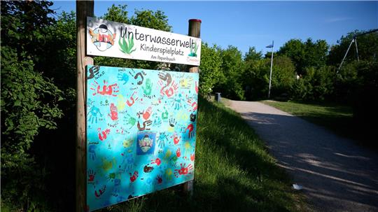 In einer Nacht im Mai wurde der Spielplatz zum Tatort - nun sind der Haupttäter und mehrere Beteiligte verurteilt worden. (Archivbild)