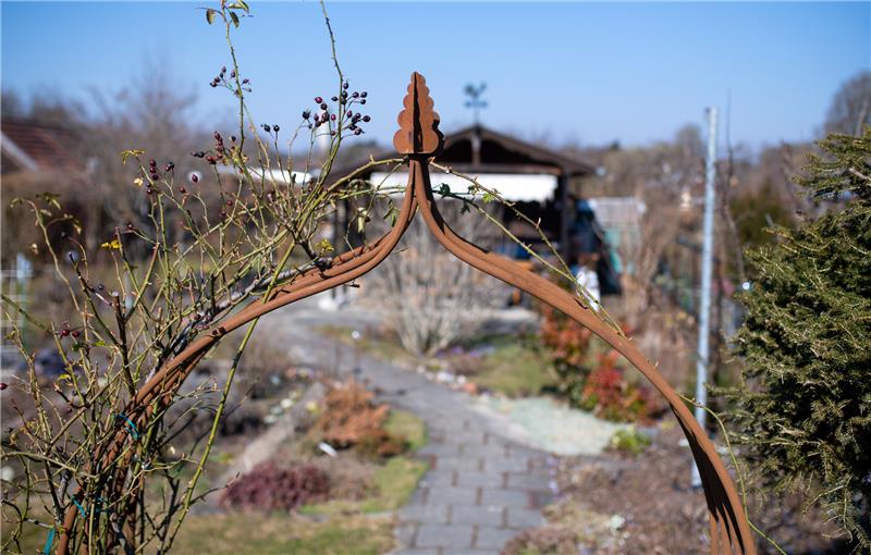 In einer Parzelle wurde ein 44-jähriger Mann lebensgefährlich verletzt. Symbolbild: picture alliance/dpa | Sven Hoppe