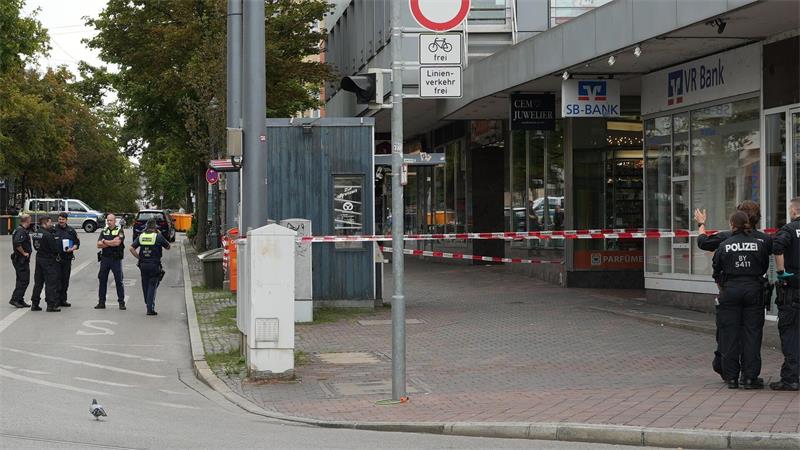 Zwei Menschen bei Explosion in Bahnhofsnähe verletzt In einer Passage eines Geschäftshauses kam es nachts zu der Explosion.