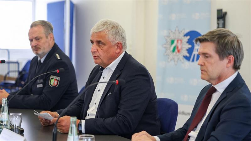 In einer Pressekonferenz berichten Michael Esser, Leitender Kriminaldirektor der Polizei Köln (Mitte) und Ulrich Bremer, Oberstaatsanwalt der Staatsanwaltschaft Köln (rechts) über den Stand der Ermittlungen. 
