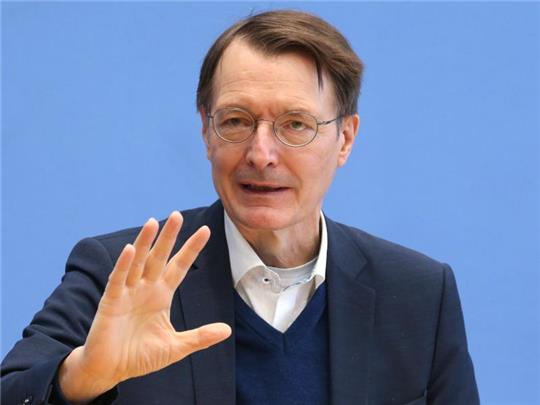 In einer Pressekonferenz des Robert Koch-Instituts beantwortet Bundesgesundheitsminister Karl Lauterbach (SPD) Fragen zum Infektionsgeschehen in der Corona-Pandemie. Foto: Wolfgang Kumm/dpa