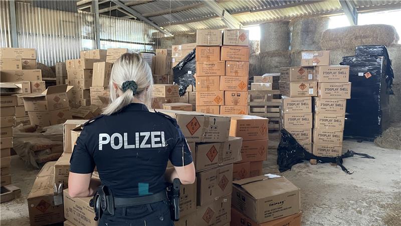 Automatensprengungen: Polizei findet 350 Tonnen Pyrotechnik In einer Scheune in Hamminkeln konnten zahlreiche Feuerwerkskörper entdeckt und sichergestellt werden. Bild: Polizei Osnabrück