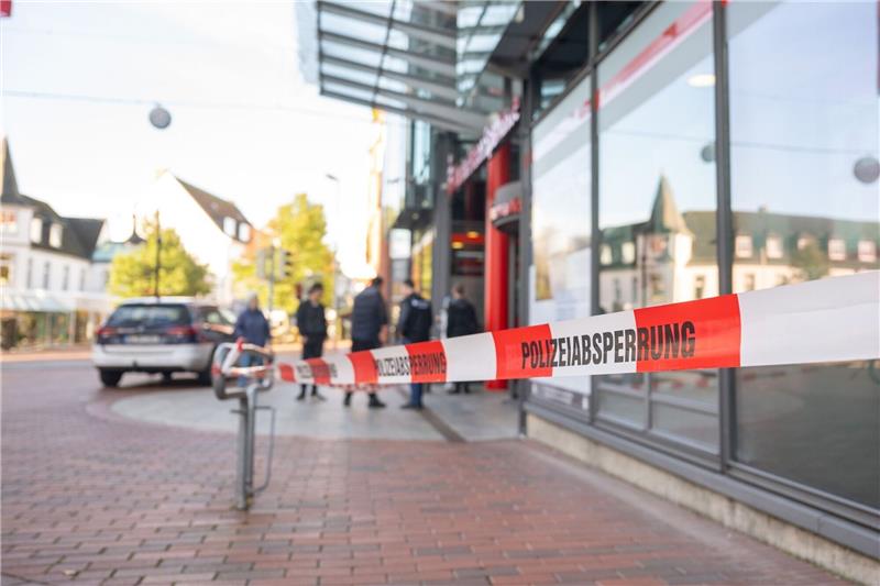 Zwei tote Männer in Sparkassenfiliale gefunden In einer Sparkassenfiliale in Schleswig  sind zwei tote Männer gefunden worden.